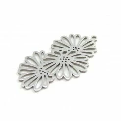 Vente flash 🎁 Perlesmania Pate Cernit PS11846903 PAX 1 Pendentif Triple Fleur 37 Mm, Acier Inoxydable Finition Argent Platine 🔔